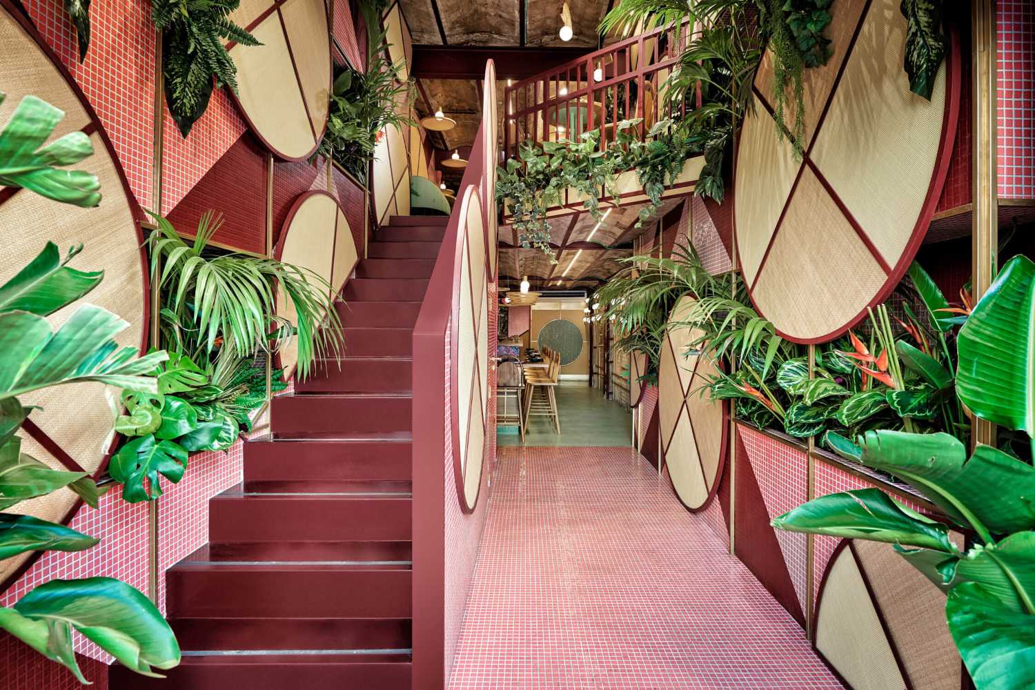 Interior del restaurante en tonos tropicales
