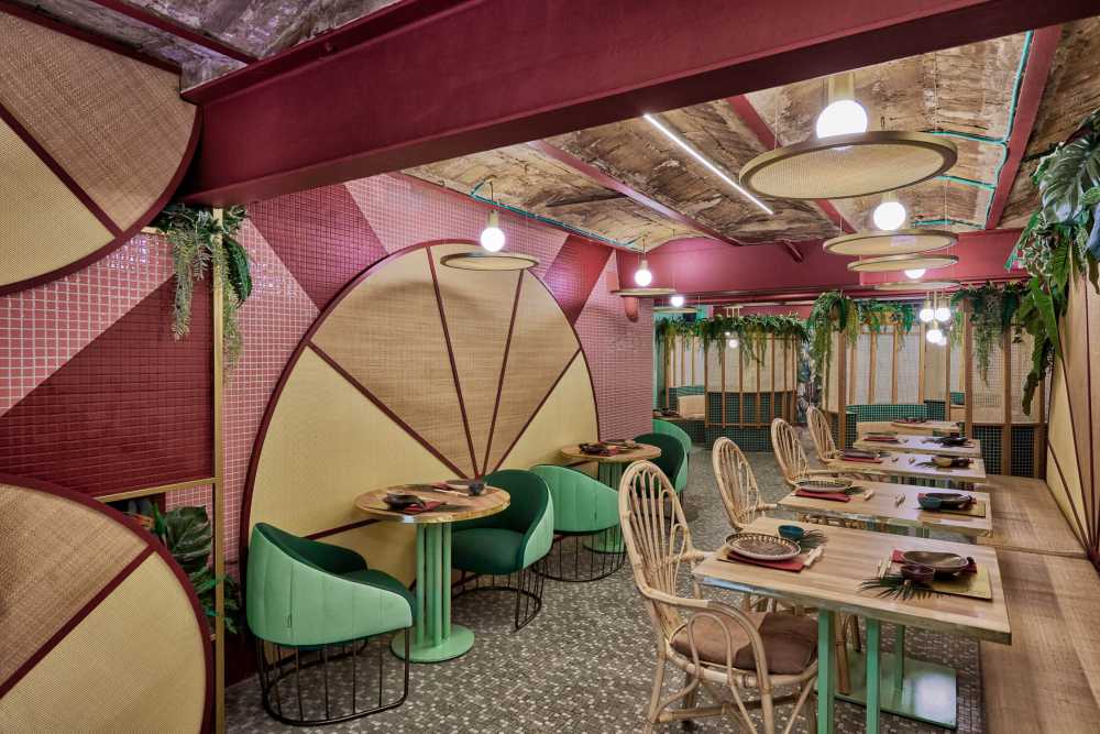 La zona del restaurante se caracteriza por paja y madera de color