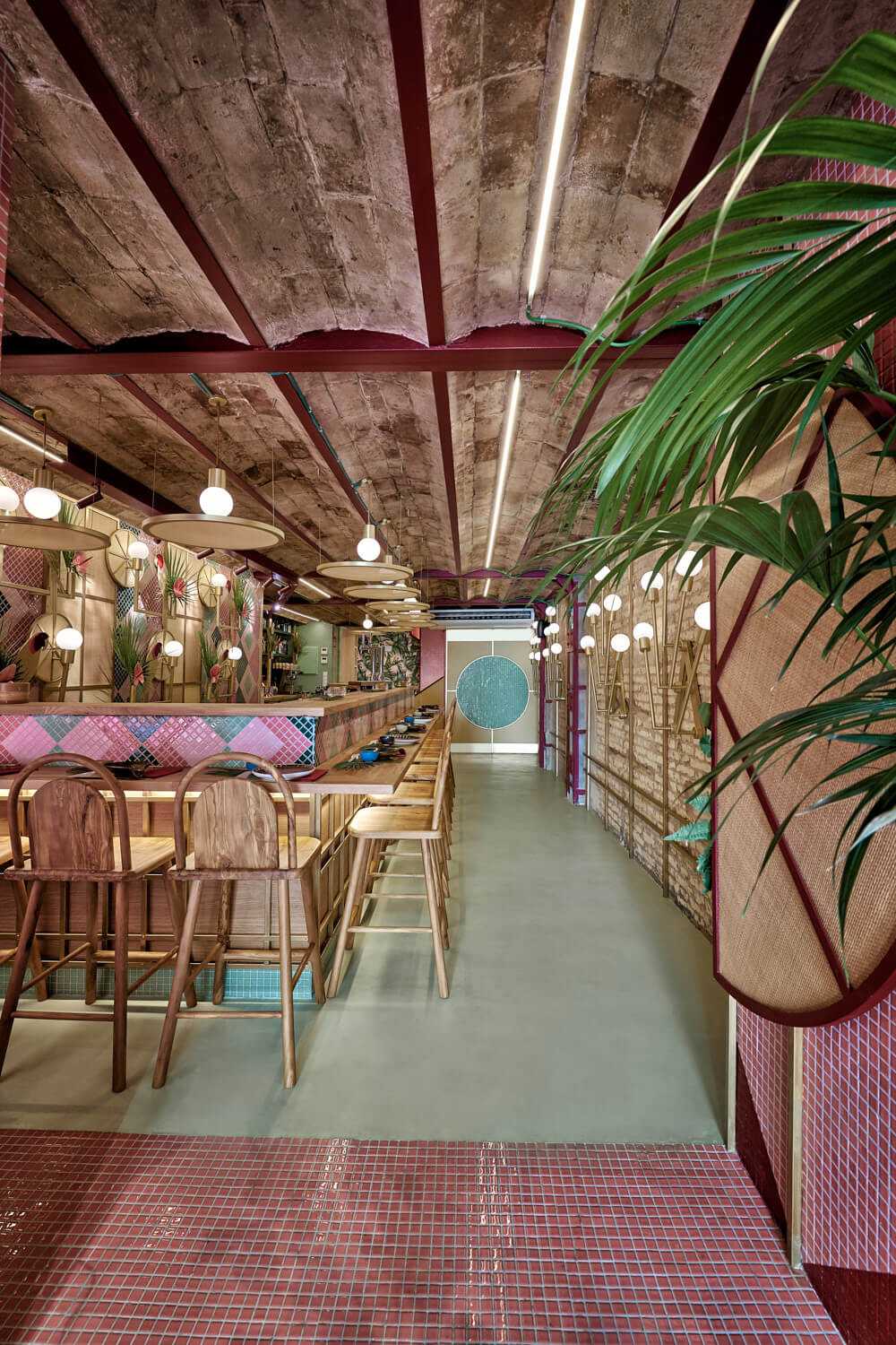 La zona del restaurante se caracteriza por paja y madera de color