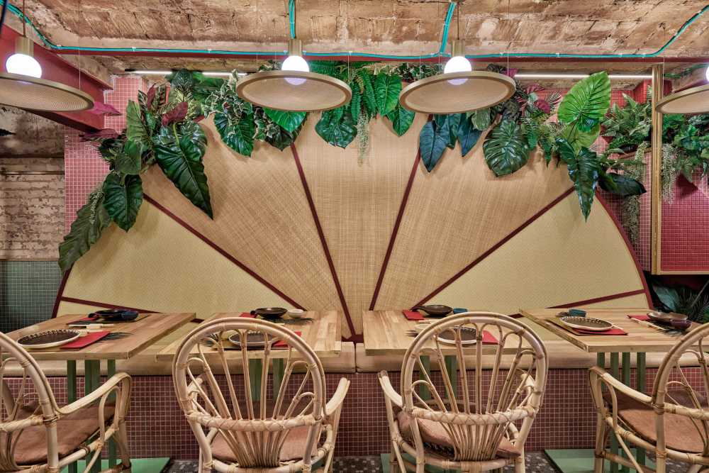 La zona del restaurante se caracteriza por paja y madera de color