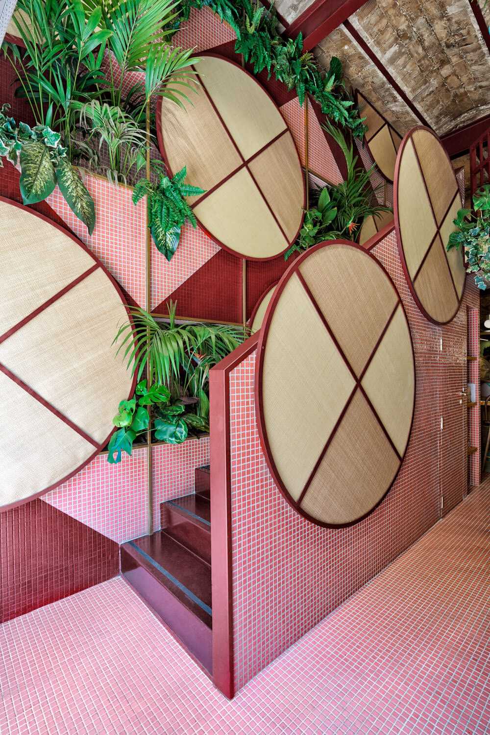 La zona del restaurante se caracteriza por paja y madera de color