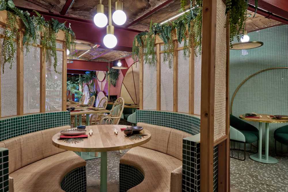 La zona del restaurante se caracteriza por paja y madera de color