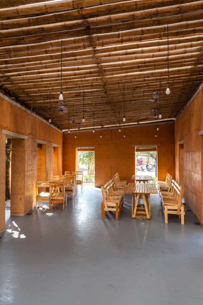 Piso de concreto y techo de bambú para la sala principal