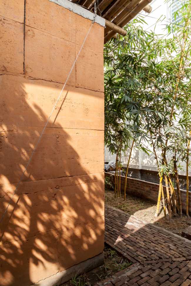 Detalle de la pared de tierra externa