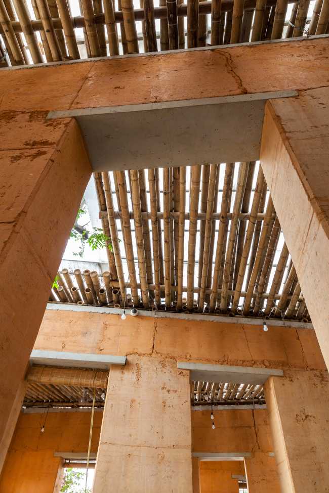 Detalle del techo y muros de tierra