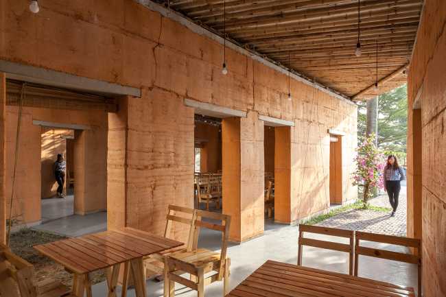 Las habitaciones interiores del edificio en bambú y tierra están comunicando