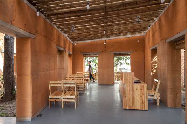 La recepción hecha con listones de madera en bruto