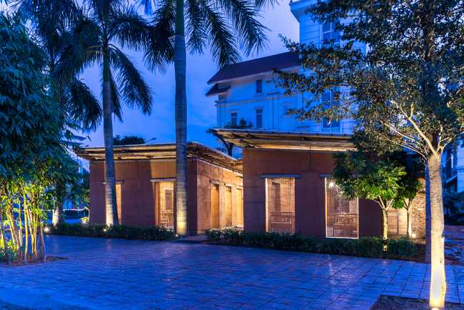 La plaza y el jardín frente al edificio de bambú