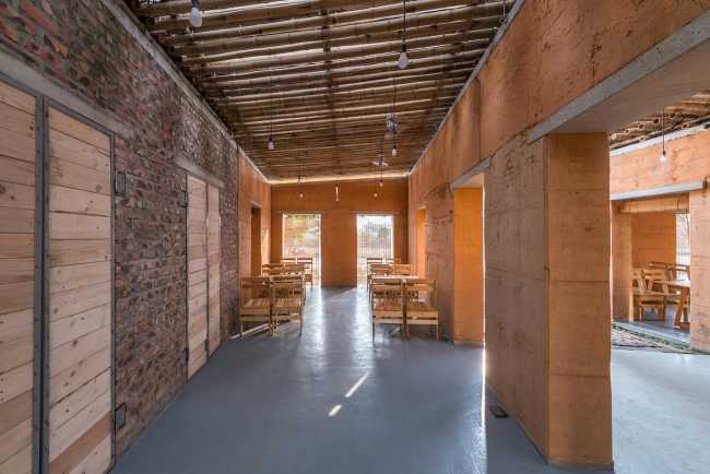 Algunas puertas están hechas de duelas de madera rugosa con un marco de hierro