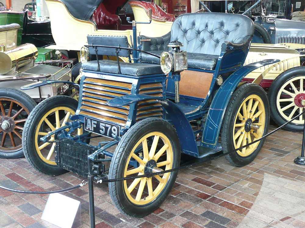 Il logo Fiat a pergamena del 1899 e il logo Fiat con la scritta futurista 1901