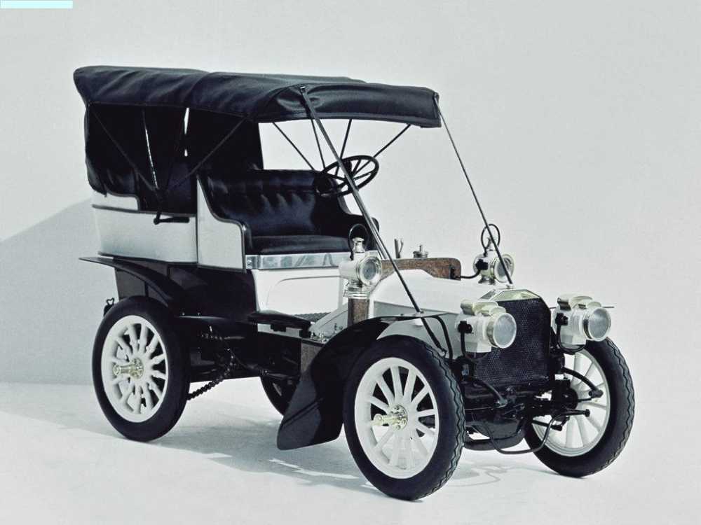 Il logo Fiat a pergamena del 1899 e il logo Fiat con la scritta futurista 1901