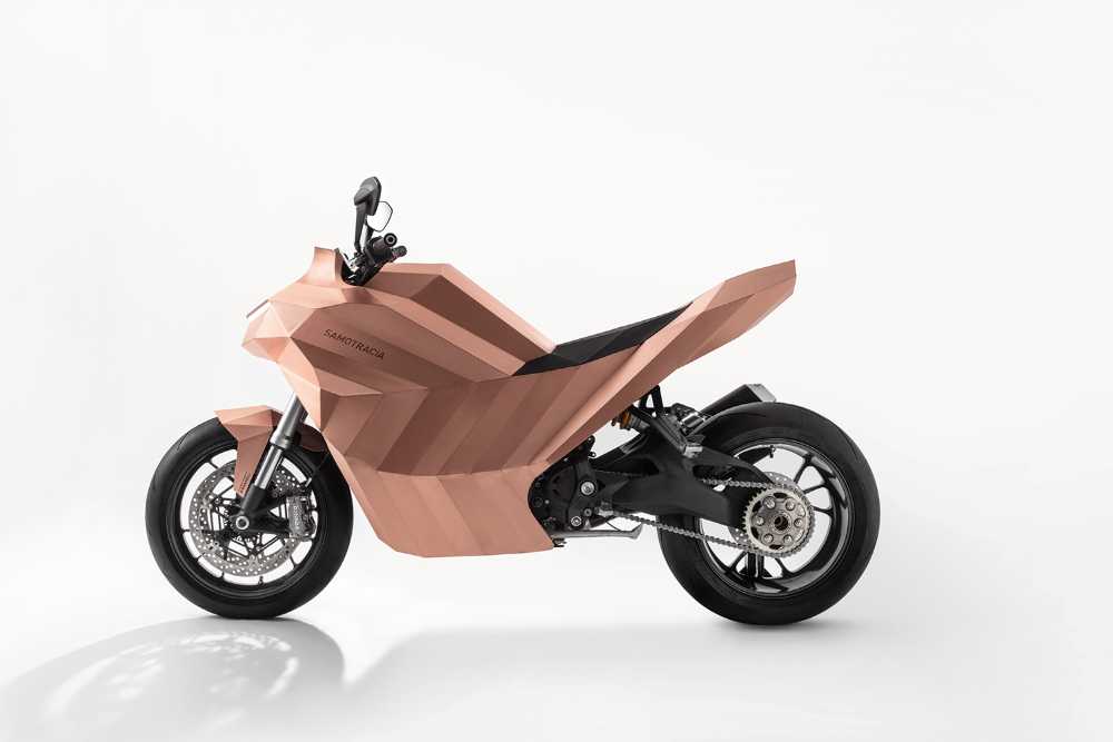 Copper motorcycle with aerodynamic aesthetics