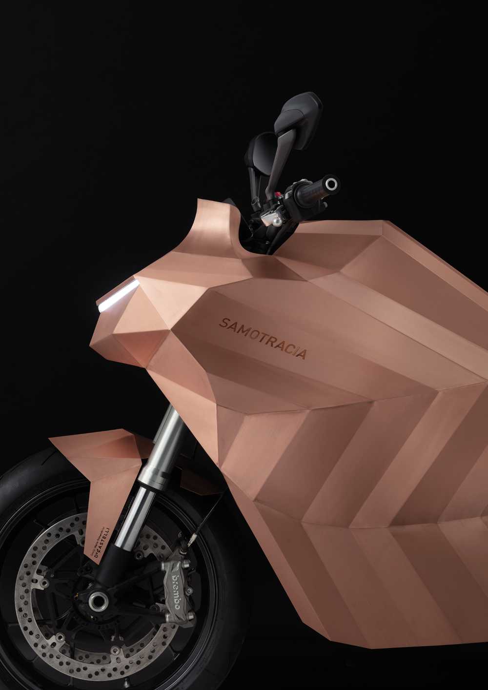Moto in rame con le linee spigolose