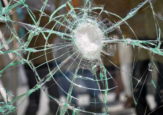 Sicurezza certificata delle vetrate negli ambienti di lavoro. Normative EN12600, Soluzioni Innovative e focus su Pellicole Antieffrazione e Antiesplosione