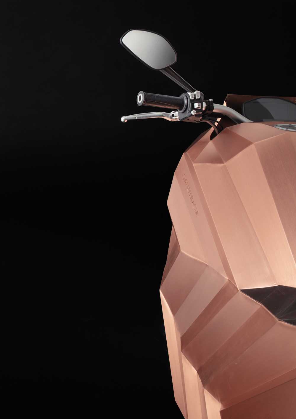 Moto in rame con le linee spigolose