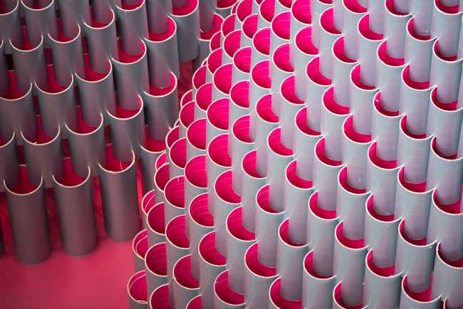 Dettaglio dei tubi colorati e il gioco del doppio colore