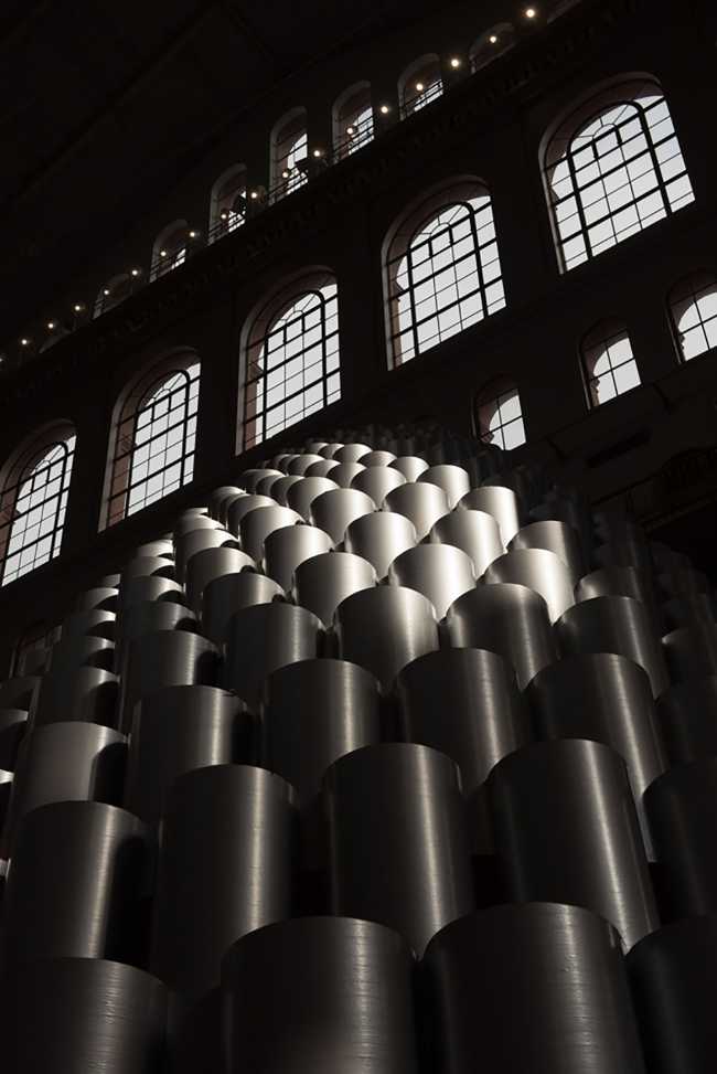 La struttura aperta nella parte superiore prende luce dalle enormi vetrate