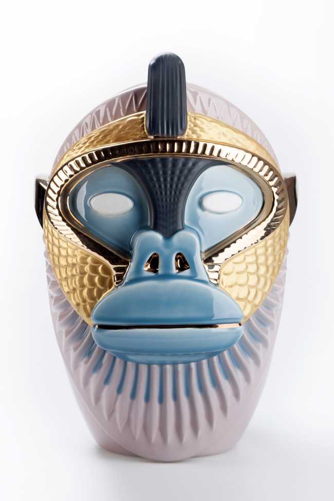 Maschera in ceramica colorata dipinta a mano