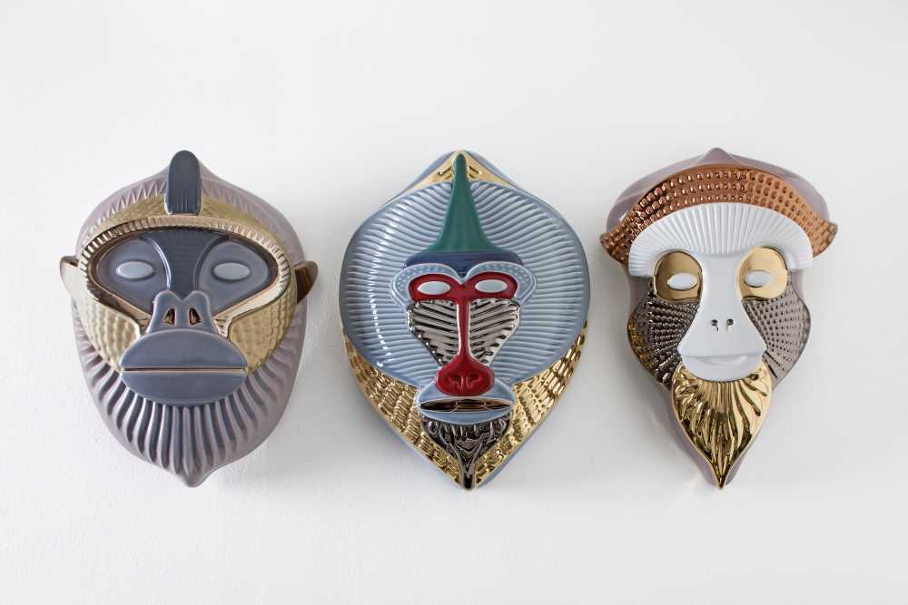Hombre y mono creados con máscaras de cerámica