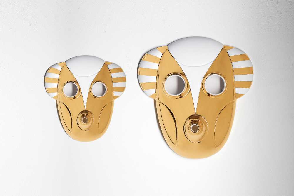 Hombre y mono creados con máscaras de cerámica