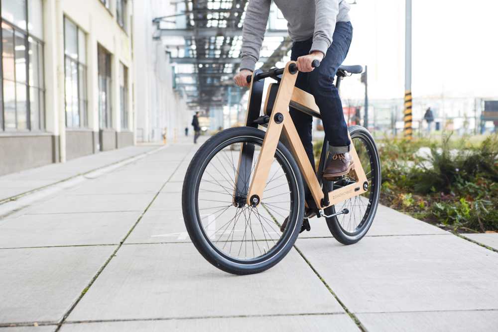 La bicicleta está siendo ensamblada