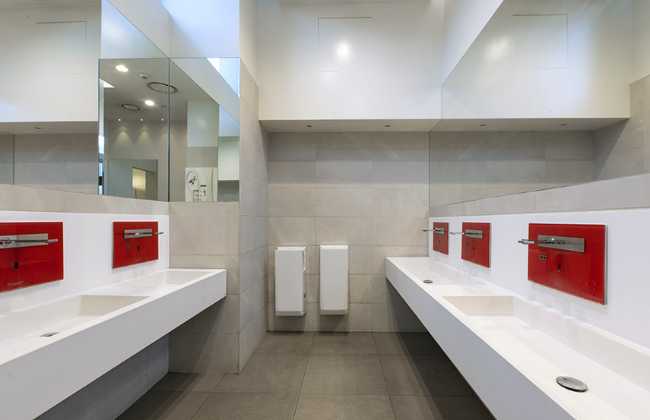 Bagni accessibili e durevoli per spazi ad alta affluenza