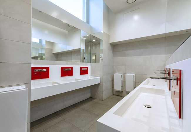 Bagni accessibili e durevoli per spazi ad alta affluenza