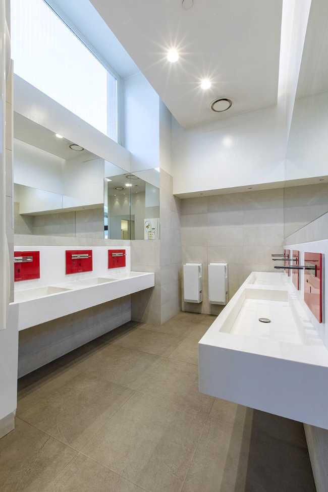 Bagni accessibili e durevoli per spazi ad alta affluenza