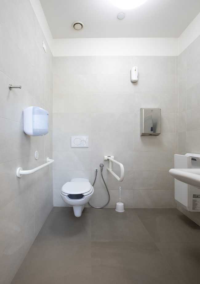 Bagni accessibili e durevoli per spazi ad alta affluenza