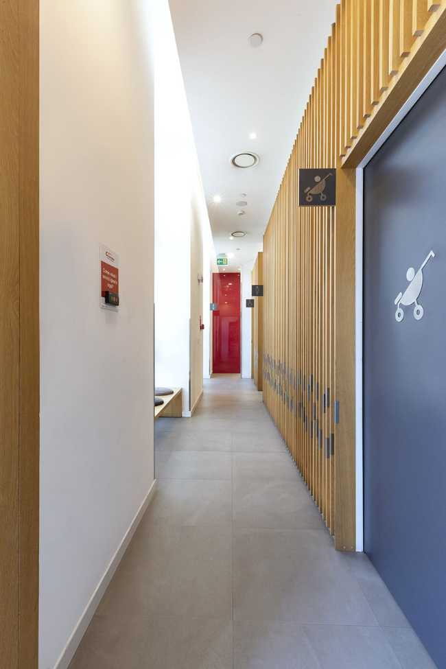 Bagni accessibili e durevoli per spazi ad alta affluenza