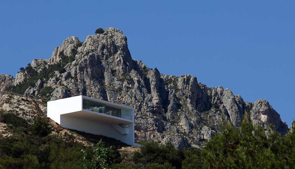 Villa bianca tra le rocce