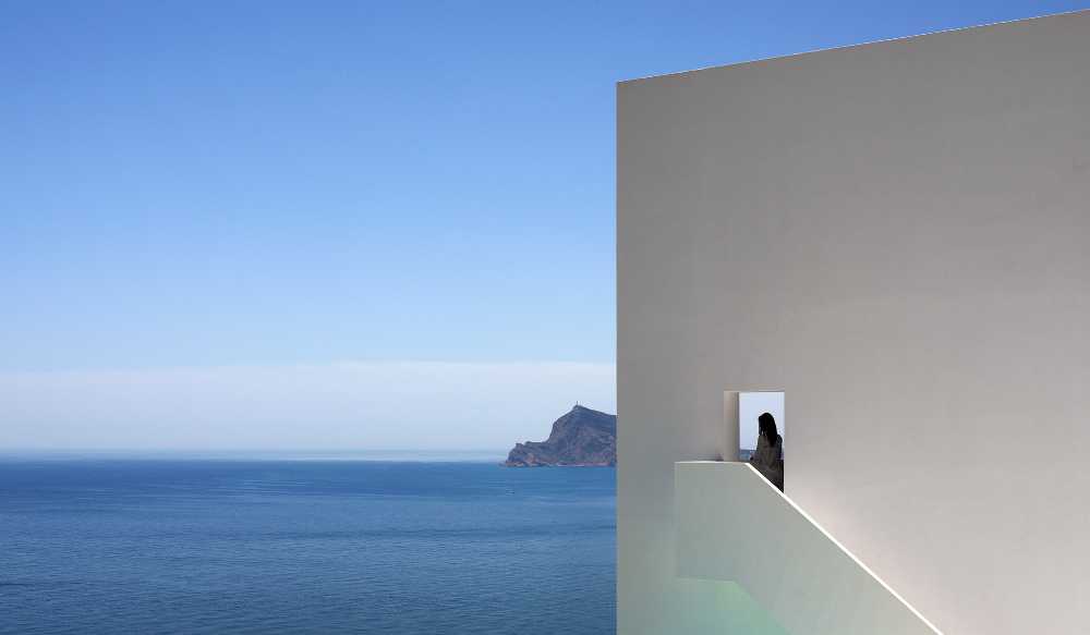 Villa bianca tra le rocce