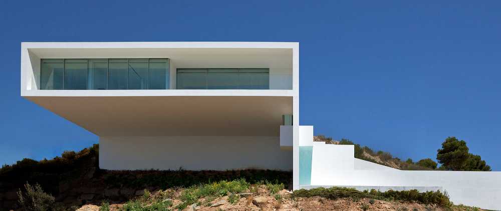 Villa bianca tra le rocce