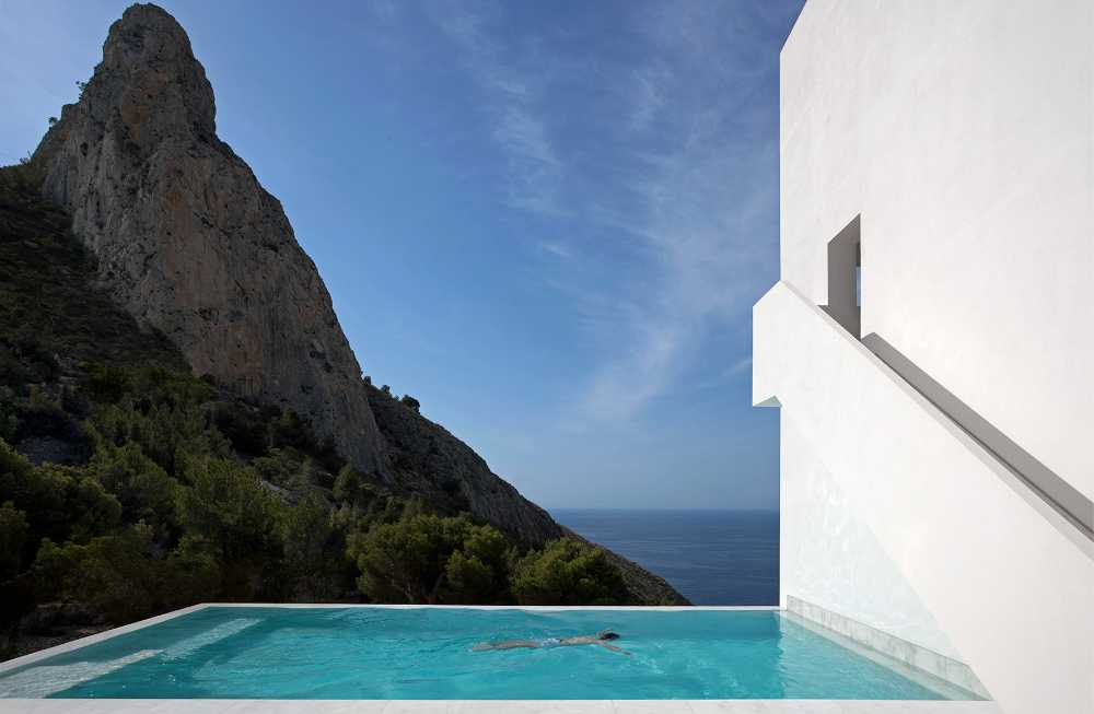 Villa bianca tra le rocce