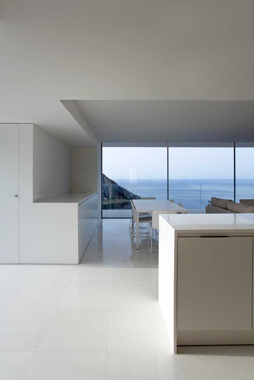 Villa bianca tra le rocce
