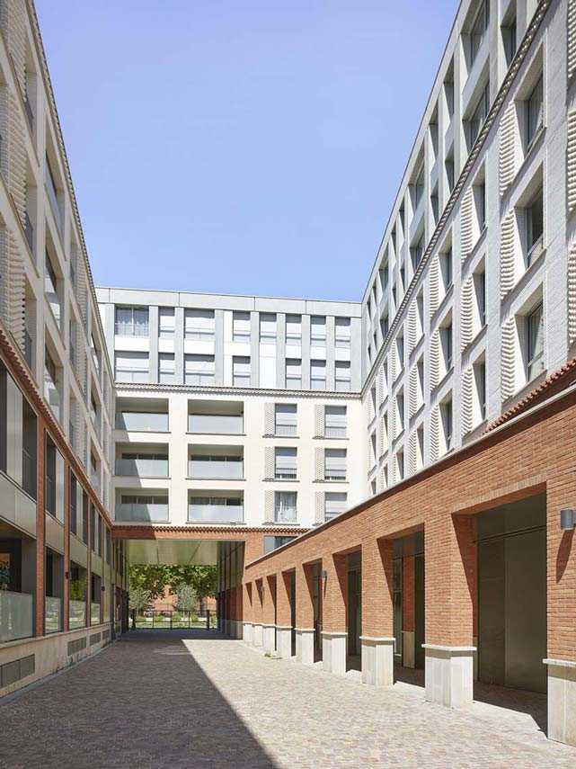 Cour du Dôme: edificio multifunzionale contemporaneo abbraccia la storia