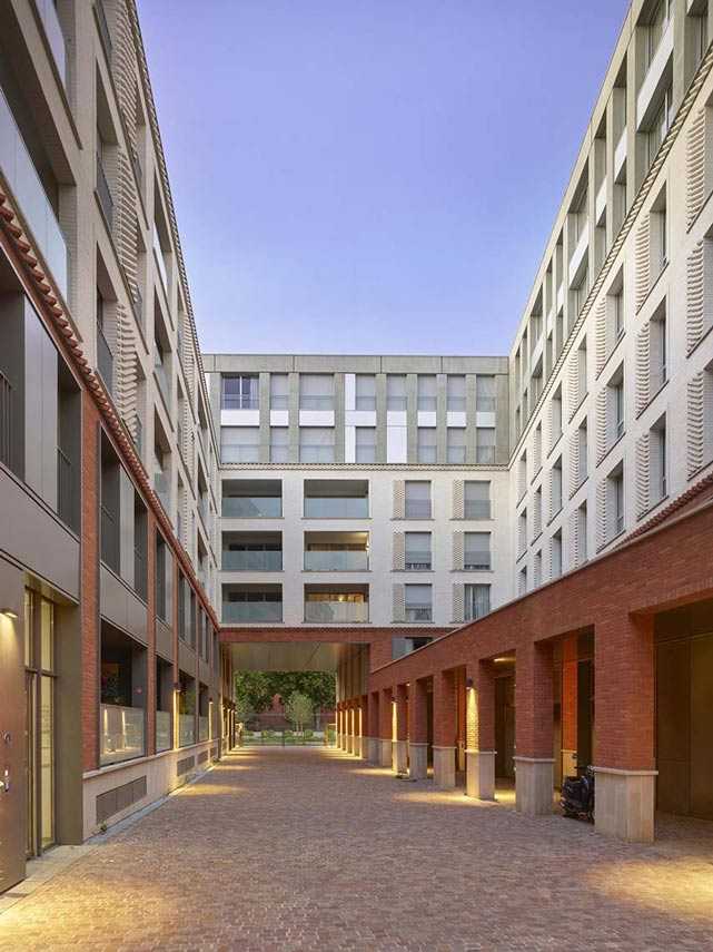 Cour du Dôme: edificio multifunzionale contemporaneo abbraccia la storia