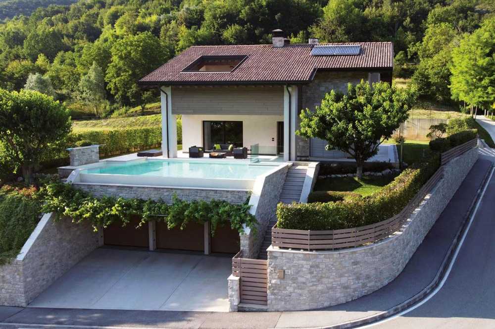 Villa contemporanea in pietra ricostruita: dialogo tra natura e design