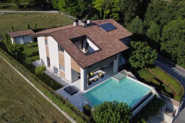 Villa contemporanea in pietra ricostruita: dialogo tra natura e design