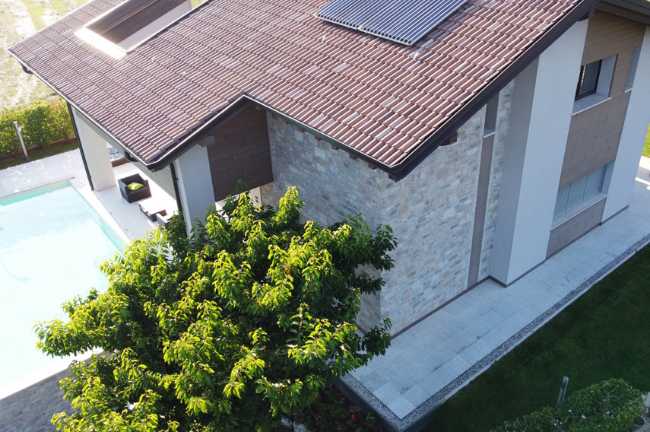 Villa contemporanea in pietra ricostruita: dialogo tra natura e design