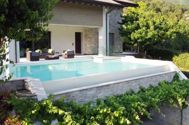 Villa contemporanea in pietra ricostruita: dialogo tra natura e design