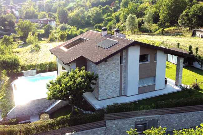Villa contemporanea in pietra ricostruita: dialogo tra natura e design