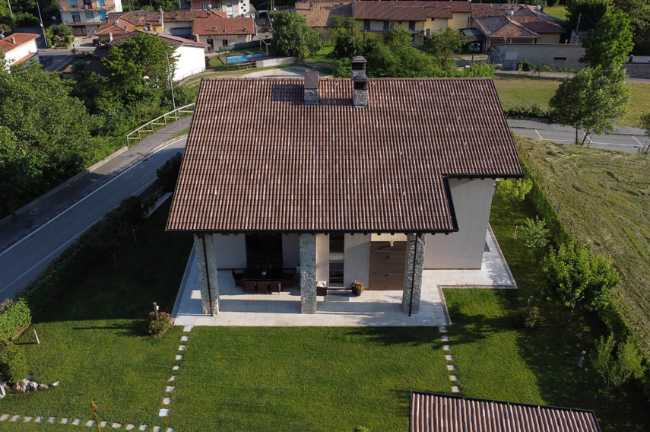 Villa contemporanea in pietra ricostruita: dialogo tra natura e design