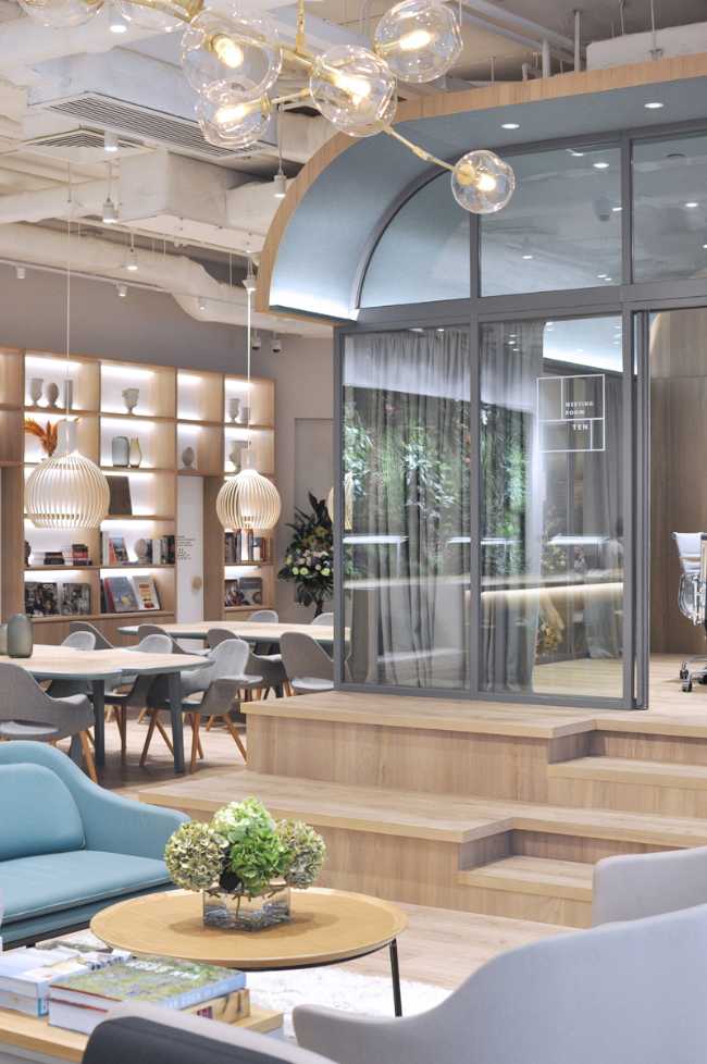 poltrone di design scalinata in legno e vetrata