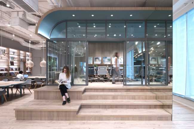 interni di uffici in legno e vetro