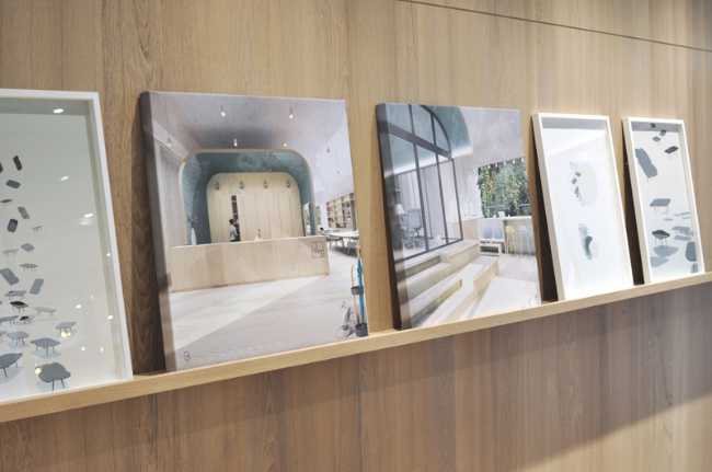 Quadri su mensola e parete in legno