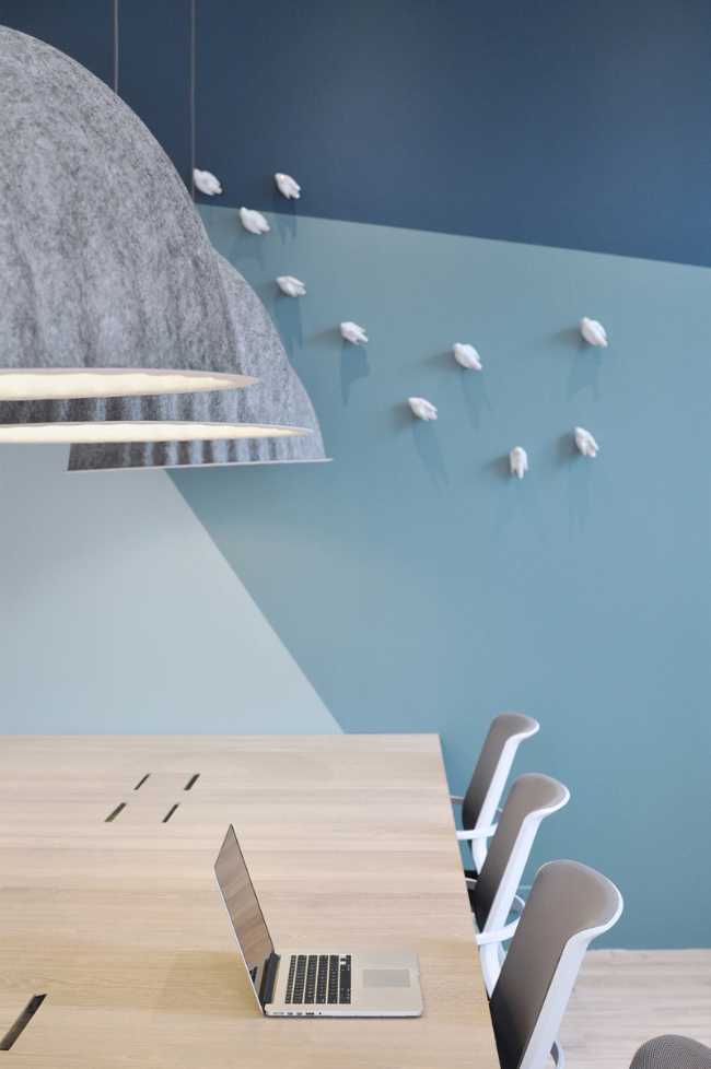 lampadari e tavolo in legno con parete azzurra