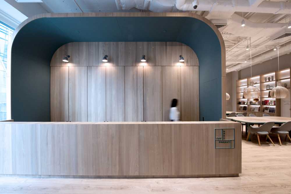 poltrone di design scalinata in legno e vetrata