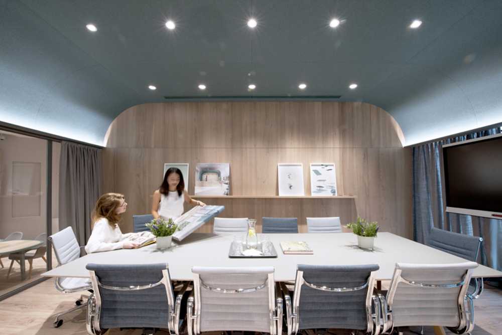 poltrone di design scalinata in legno e vetrata