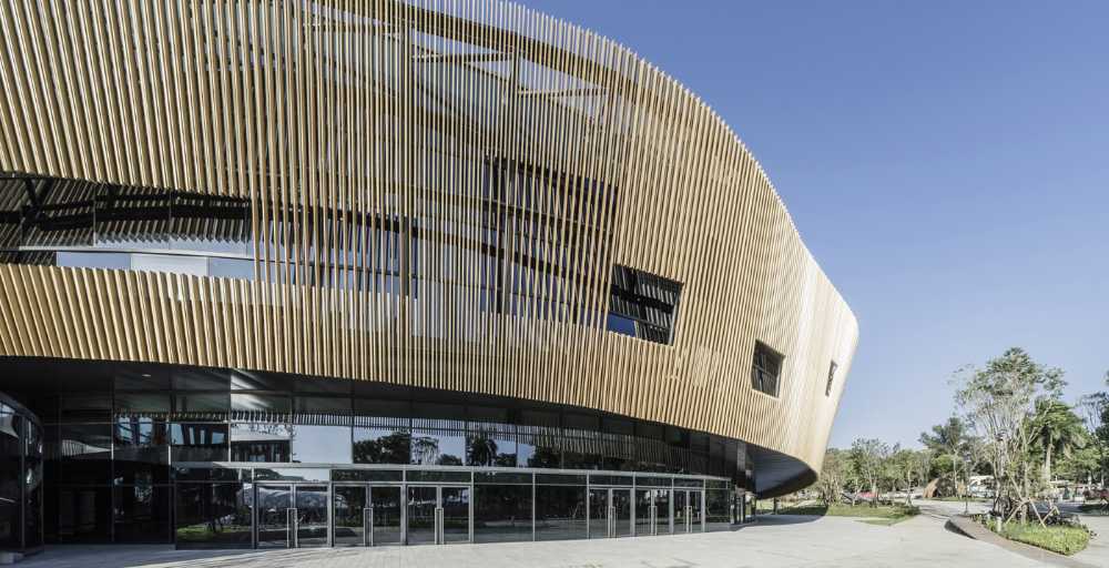 pabellón-centro-cultura-madera-circular-instrucción-competición-paisaje-cielo-exposición-iluminación-rampa-duelas-láminas-círculo-iluminación-estructura-exterior-interior